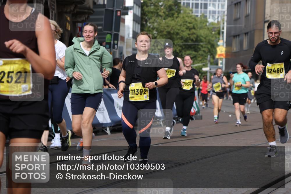 13.09.2026 - 21. swb-Marathon Bremen Strokosch-Dieckow http://msf.ph/oto/10390503 13.09.2026 11:13:36 Ziel 11048, 11357, 11670, 12393, 12418, 12521, 10330, 10766, 11078, 11999, 12010 meine-sportfotos.de