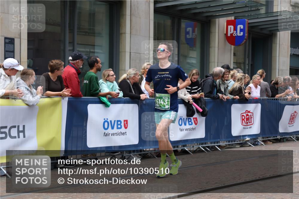 13.09.2026 - 21. swb-Marathon Bremen Strokosch-Dieckow http://msf.ph/oto/10390510 13.09.2026 13:03:23 Ziel 1090, 1587, 1950, 2889, 3092, 5024, 5143, 5719, 6973, 8096, 1372, 7206, 7478, 7715, 8028, 8756, 9200 meine-sportfotos.de
