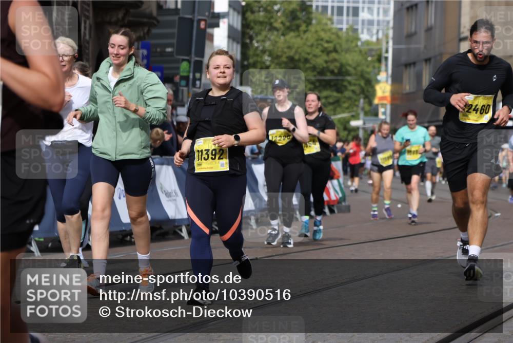 13.09.2026 - 21. swb-Marathon Bremen Strokosch-Dieckow http://msf.ph/oto/10390516 13.09.2026 11:13:36 Ziel 11048, 11357, 11670, 12393, 12418, 12521, 10330, 10766, 11078, 11999, 12010 meine-sportfotos.de
