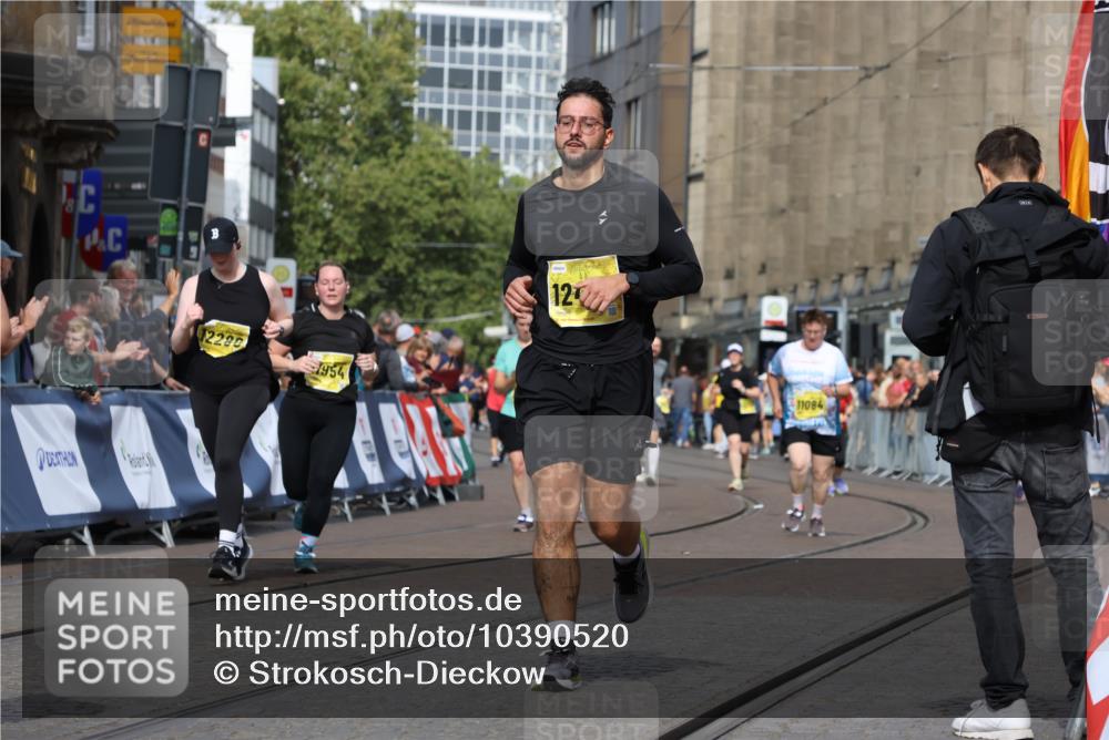 13.09.2026 - 21. swb-Marathon Bremen Strokosch-Dieckow http://msf.ph/oto/10390520 13.09.2026 11:13:37 Ziel 11048, 11670, 12521, 10330, 10766, 11078, 11999, 12010 meine-sportfotos.de