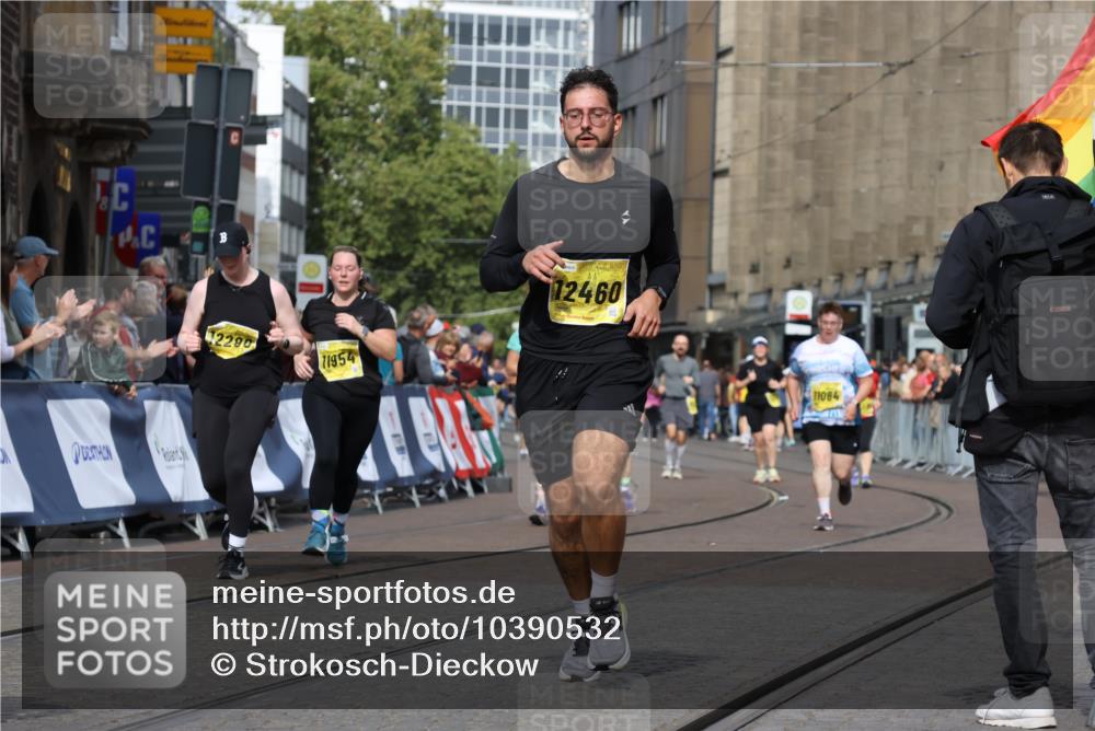 13.09.2026 - 21. swb-Marathon Bremen Strokosch-Dieckow http://msf.ph/oto/10390532 13.09.2026 11:13:37 Ziel 11048, 11670, 12521, 10330, 10766, 11078, 11999, 12010 meine-sportfotos.de