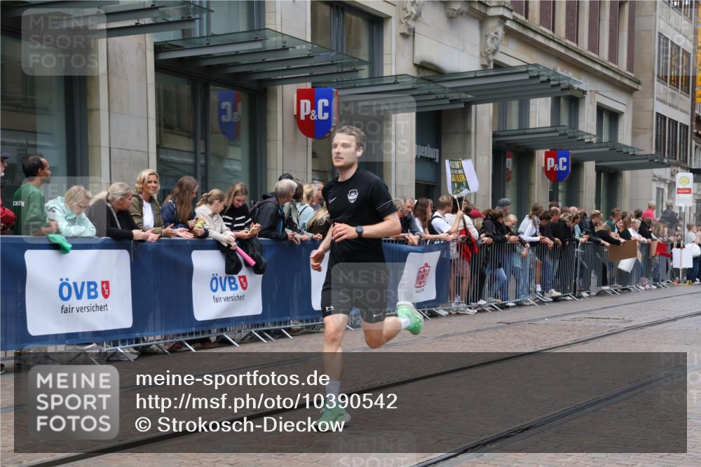13.09.2026 - 21. swb-Marathon Bremen Strokosch-Dieckow http://msf.ph/oto/10390542 13.09.2026 13:03:28 Ziel 895, 1090, 1587, 2889, 3092, 3500, 4236, 5024, 5143, 5719, 6973, 8096, 9642, 1372, 1950, 7206, 7478, 7715, 8028 meine-sportfotos.de