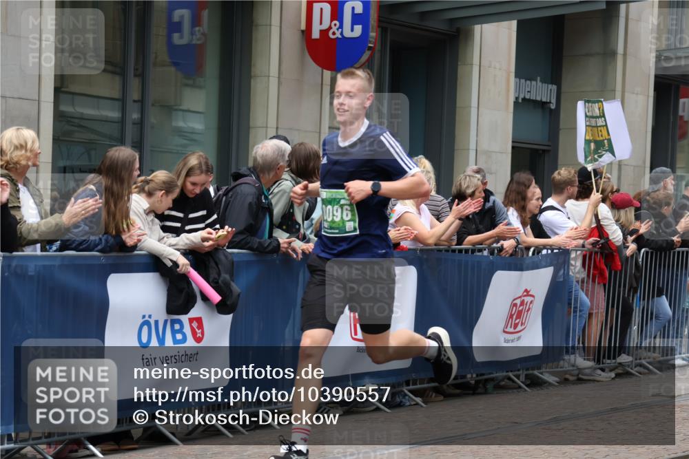 13.09.2026 - 21. swb-Marathon Bremen Strokosch-Dieckow http://msf.ph/oto/10390557 13.09.2026 13:03:34 Ziel 895, 1090, 1587, 2094, 2889, 3500, 4236, 5143, 6973, 8096, 9061, 9129, 9642, 1090, 1372, 1950, 3092, 5024, 5719, 7206, 7478, 7715, 8028 meine-sportfotos.de