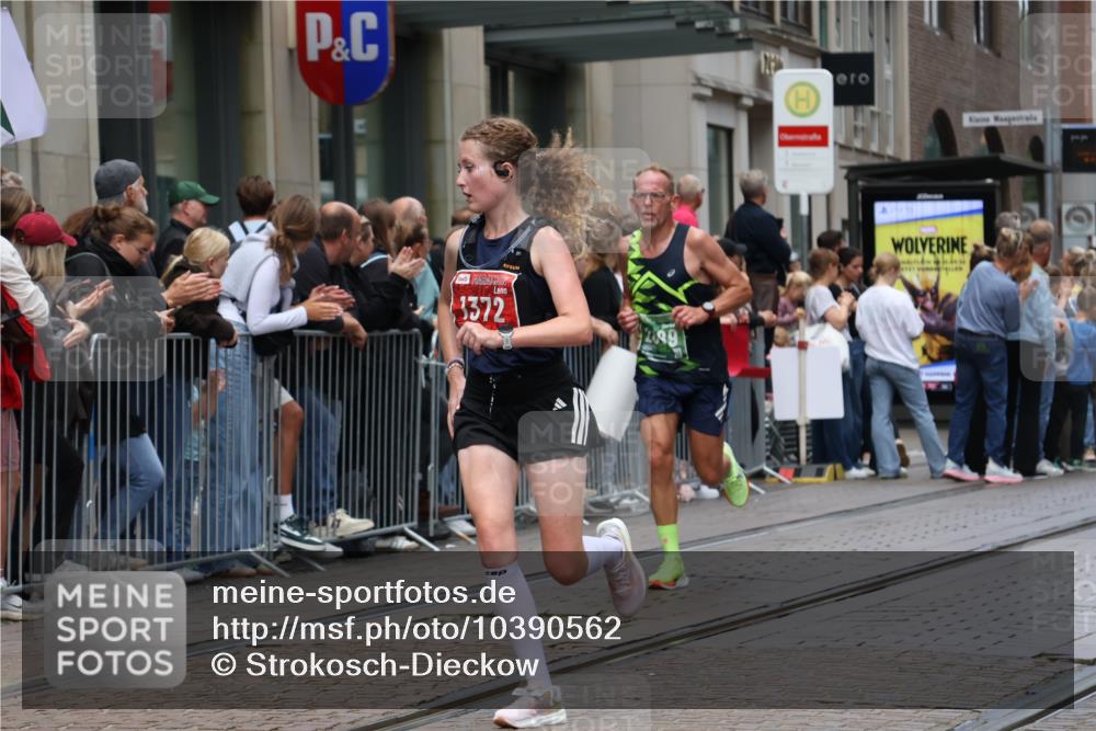 13.09.2026 - 21. swb-Marathon Bremen Strokosch-Dieckow http://msf.ph/oto/10390562 13.09.2026 13:03:36 Ziel 895, 1587, 2094, 2889, 3500, 4236, 5143, 6973, 8096, 9061, 9129, 9544, 9642, 1090, 1372, 1950, 3092, 5024, 5143, 5719, 6973, 7206, 7478, 7715 meine-sportfotos.de