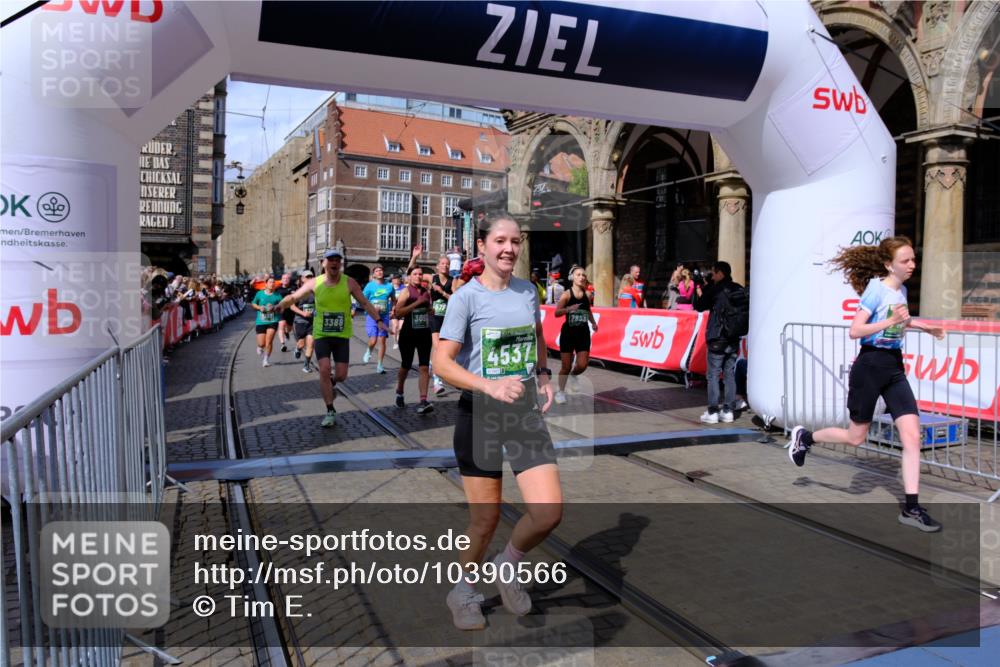 13.09.2026 - 21. swb-Marathon Bremen Tim E. http://msf.ph/oto/10390566 13.09.2026 13:34:58 Ziel 784, 809, 1210, 1395, 1871, 1967, 2525, 2561, 2831, 3052, 3058, 3318, 3353, 3380, 3388, 3409, 3765, 3842, 4537, 5378, 5488, 5694, 5760, 6128, 6168, 6244, 7168, 7443, 7833, 8182, 8381, 8453, 8493, 8552, 8683, 9038, 9751, 9788, 9820 meine-sportfotos.de