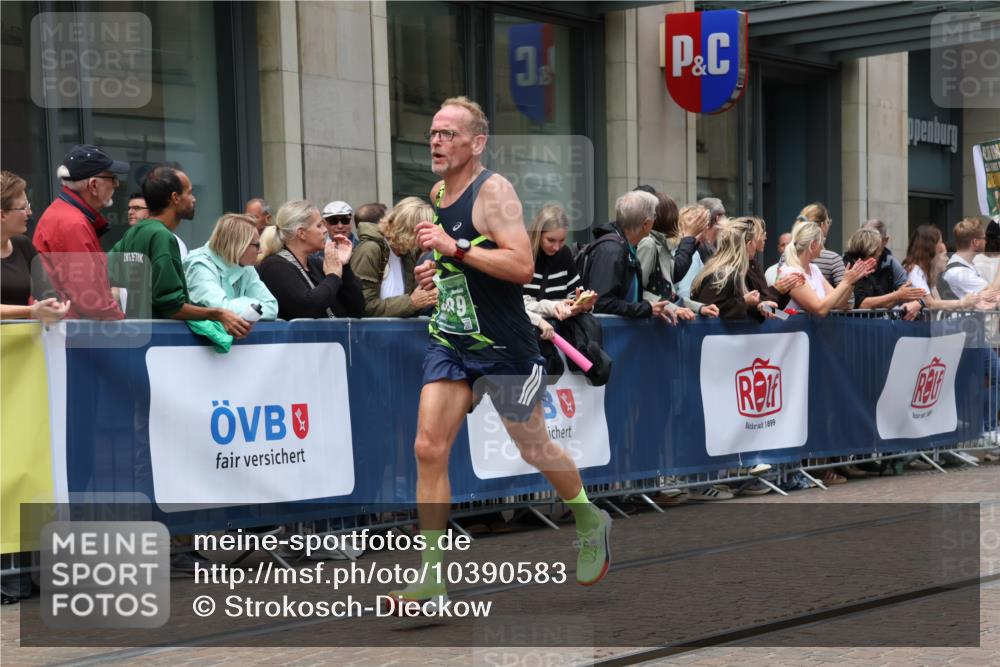 13.09.2026 - 21. swb-Marathon Bremen Strokosch-Dieckow http://msf.ph/oto/10390583 13.09.2026 13:03:39 Ziel 895, 1587, 2094, 2889, 3500, 4236, 8096, 9061, 9129, 9544, 9642, 1090, 1372, 1950, 3092, 5024, 5143, 5719, 6973, 7715 meine-sportfotos.de