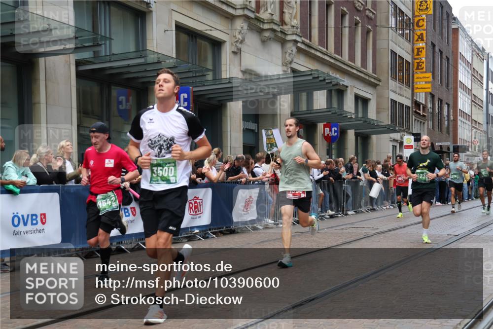 13.09.2026 - 21. swb-Marathon Bremen Strokosch-Dieckow http://msf.ph/oto/10390600 13.09.2026 13:03:42 Ziel 895, 2094, 2889, 3500, 4236, 6815, 8096, 9061, 9129, 9544, 9642, 1090, 1372, 1587, 1950, 3092, 5024, 5143, 5719, 6973, 7715 meine-sportfotos.de