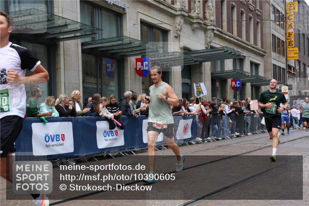 13.09.2026 - 21. swb-Marathon Bremen Strokosch-Dieckow http://msf.ph/oto/10390605 13.09.2026 13:03:43 Ziel 895, 2094, 2889, 3500, 4110, 4236, 6815, 8096, 9061, 9129, 9544, 9642, 1090, 1372, 1587, 1950, 3092, 5024, 5143, 5719, 6973, 7715 meine-sportfotos.de