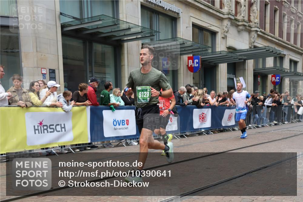 13.09.2026 - 21. swb-Marathon Bremen Strokosch-Dieckow http://msf.ph/oto/10390641 13.09.2026 13:03:47 Ziel 895, 2094, 2889, 3424, 3500, 4110, 4236, 6815, 9061, 9129, 9544, 9642, 9813, 1090, 1587, 1950, 3092, 5024, 5143, 5719, 6973, 7715, 8096 meine-sportfotos.de