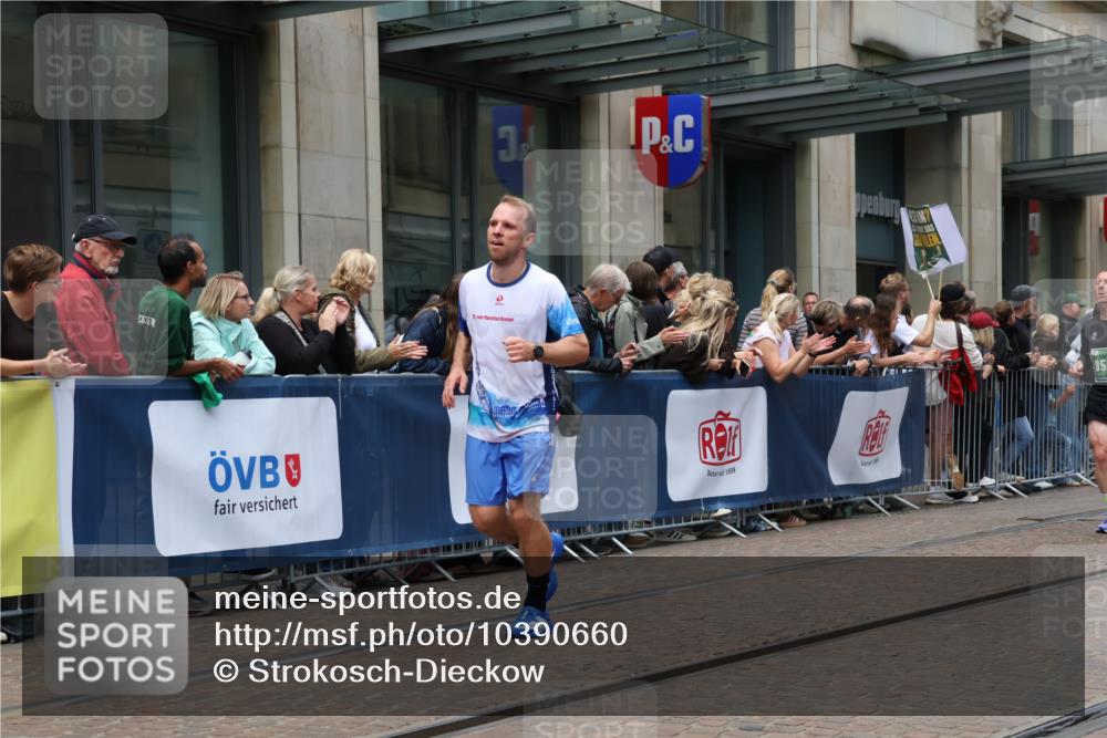13.09.2026 - 21. swb-Marathon Bremen Strokosch-Dieckow http://msf.ph/oto/10390660 13.09.2026 13:03:49 Ziel 895, 2094, 3424, 3500, 4110, 4236, 6815, 9061, 9129, 9544, 9642, 9813, 1090, 1587, 1950, 2889, 3092, 5024, 5143, 5719, 6973, 8096, 9642 meine-sportfotos.de