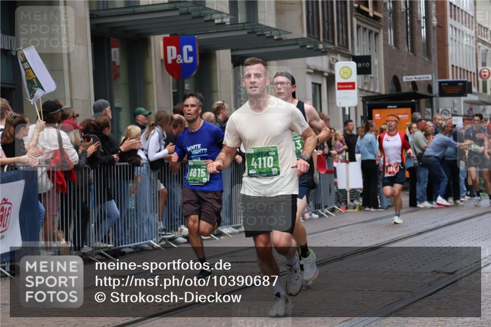 13.09.2026 - 21. swb-Marathon Bremen Strokosch-Dieckow http://msf.ph/oto/10390687 13.09.2026 13:03:58 Ziel 650, 1860, 2094, 3284, 3424, 4110, 4239, 6815, 7871, 9544, 9813, 895, 1090, 1587, 2094, 2889, 3500, 4236, 5024, 5143, 5719, 6973, 8096, 9061, 9129, 9642 meine-sportfotos.de