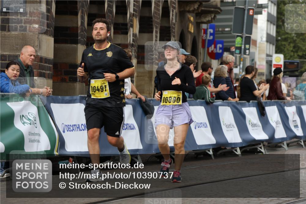 13.09.2026 - 21. swb-Marathon Bremen Strokosch-Dieckow http://msf.ph/oto/10390737 13.09.2026 11:14:06 Ziel 10330, 10766, 10889, 11078, 11084, 11999, 12010, 10395, 10396, 10402, 10586, 10784, 10854, 11233, 11535, 11703, 11864, 12100 meine-sportfotos.de