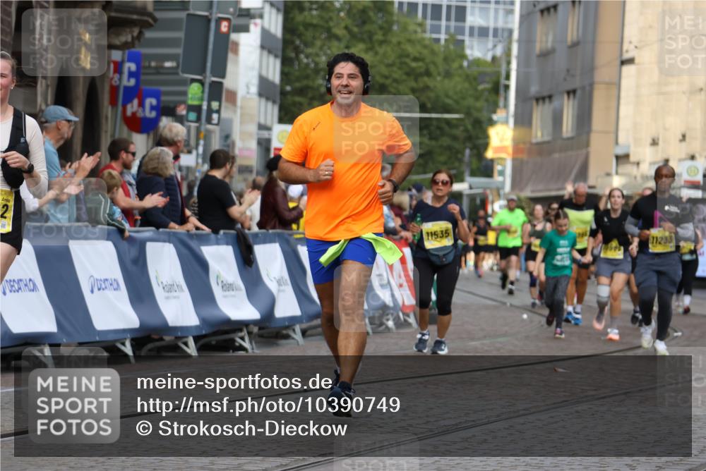 13.09.2026 - 21. swb-Marathon Bremen Strokosch-Dieckow http://msf.ph/oto/10390749 13.09.2026 11:14:10 Ziel 10330, 10491, 10766, 10799, 10880, 11078, 12010, 10395, 10396, 10402, 10586, 10784, 10854, 11173, 11233, 11363, 11535, 11703, 11864, 12100 meine-sportfotos.de