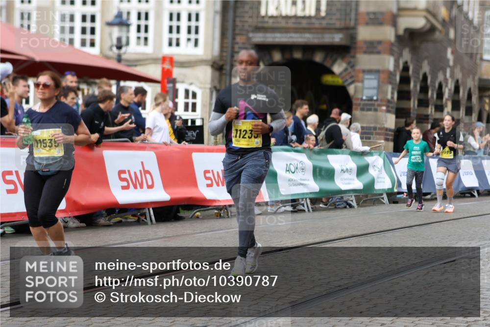 13.09.2026 - 21. swb-Marathon Bremen Strokosch-Dieckow http://msf.ph/oto/10390787 13.09.2026 11:14:22 Ziel 10491, 10799, 10880, 11027, 11233, 11535, 11902, 10303, 10722, 11041, 11140, 11173, 11363, 11408, 12112, 12431 meine-sportfotos.de