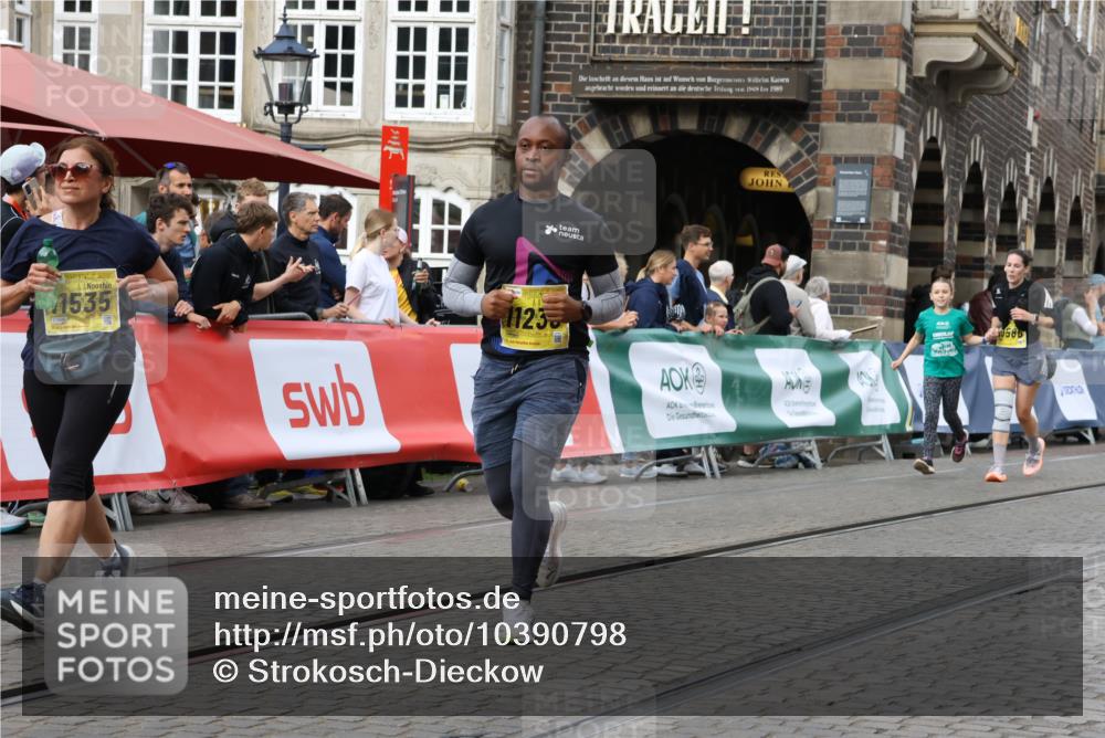 13.09.2026 - 21. swb-Marathon Bremen Strokosch-Dieckow http://msf.ph/oto/10390798 13.09.2026 11:14:22 Ziel 10491, 10799, 10880, 11027, 11233, 11535, 11902, 10303, 10722, 11041, 11140, 11173, 11363, 11408, 12112, 12431 meine-sportfotos.de