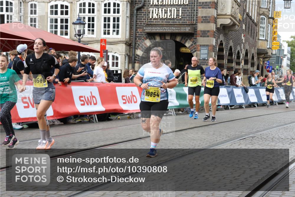 13.09.2026 - 21. swb-Marathon Bremen Strokosch-Dieckow http://msf.ph/oto/10390808 13.09.2026 11:14:27 Ziel 10402, 10491, 10799, 10854, 10880, 11027, 11233, 11535, 11864, 11902, 10519, 10705, 10722, 11186, 11408, 12112 meine-sportfotos.de