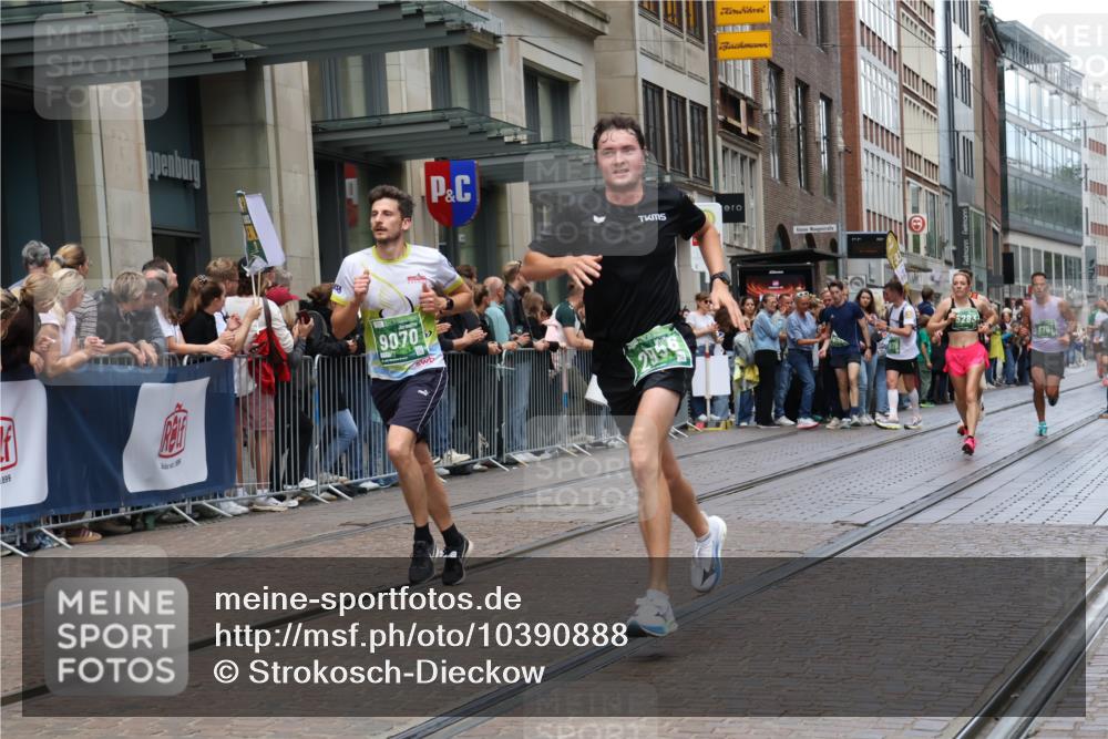 13.09.2026 - 21. swb-Marathon Bremen Strokosch-Dieckow http://msf.ph/oto/10390888 13.09.2026 13:04:25 Ziel 744, 1223, 1224, 1712, 2207, 2646, 2956, 5283, 5674, 7538, 7814, 8054, 8701, 8936, 9070, 9306, 9495, 9689, 13034, 13187, 650, 744, 1860, 3284, 3424, 4110, 4239, 6815, 7871, 9544, 9813 meine-sportfotos.de