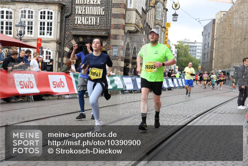 13.09.2026 - 21. swb-Marathon Bremen Strokosch-Dieckow http://msf.ph/oto/10390900 13.09.2026 11:14:37 Ziel 10303, 10395, 10396, 10402, 10586, 10784, 10854, 11041, 11140, 11173, 11233, 11363, 11535, 11703, 11864, 12100, 10519, 10557, 10705, 10776, 10805, 11097, 11098, 11186, 11288, 11876, 12191, 12193 meine-sportfotos.de