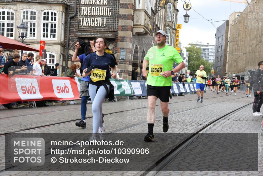 13.09.2026 - 21. swb-Marathon Bremen Strokosch-Dieckow http://msf.ph/oto/10390906 13.09.2026 11:14:37 Ziel 10303, 10395, 10396, 10402, 10586, 10784, 10854, 11041, 11140, 11173, 11233, 11363, 11535, 11703, 11864, 12100, 10519, 10557, 10705, 10776, 10805, 11097, 11098, 11186, 11288, 11876, 12191, 12193 meine-sportfotos.de