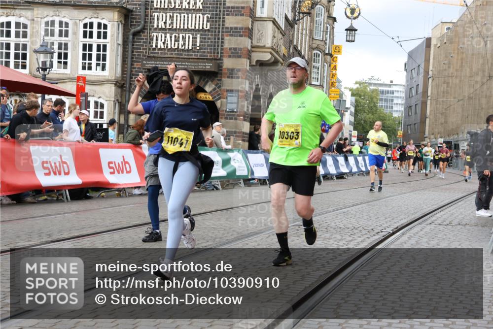 13.09.2026 - 21. swb-Marathon Bremen Strokosch-Dieckow http://msf.ph/oto/10390910 13.09.2026 11:14:37 Ziel 10303, 10395, 10396, 10402, 10586, 10784, 10854, 11041, 11140, 11173, 11233, 11363, 11535, 11703, 11864, 12100, 10519, 10557, 10705, 10776, 10805, 11097, 11098, 11186, 11288, 11876, 12191, 12193 meine-sportfotos.de