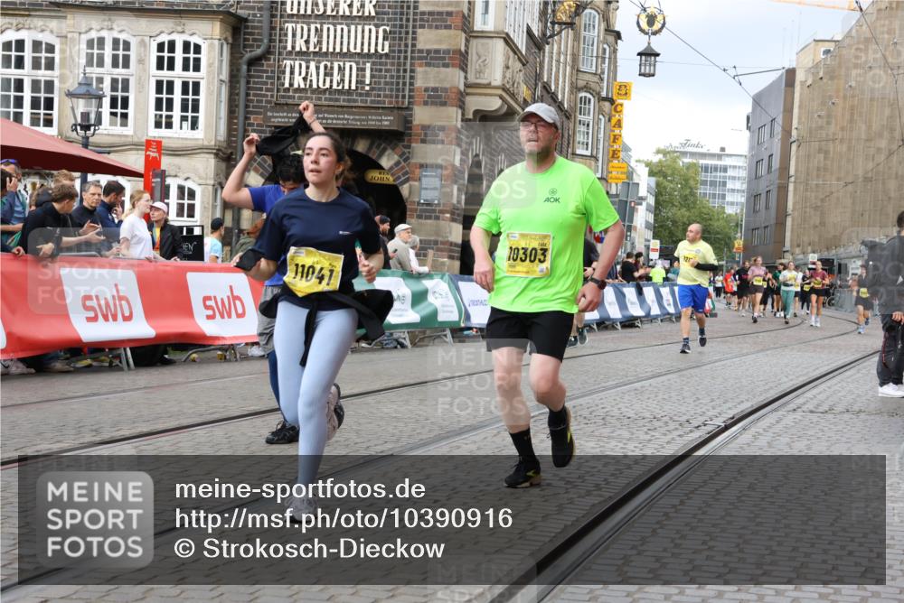 13.09.2026 - 21. swb-Marathon Bremen Strokosch-Dieckow http://msf.ph/oto/10390916 13.09.2026 11:14:37 Ziel 10303, 10395, 10396, 10402, 10586, 10784, 10854, 11041, 11140, 11173, 11233, 11363, 11535, 11703, 11864, 12100, 10519, 10557, 10705, 10776, 10805, 11097, 11098, 11186, 11288, 11876, 12191, 12193 meine-sportfotos.de