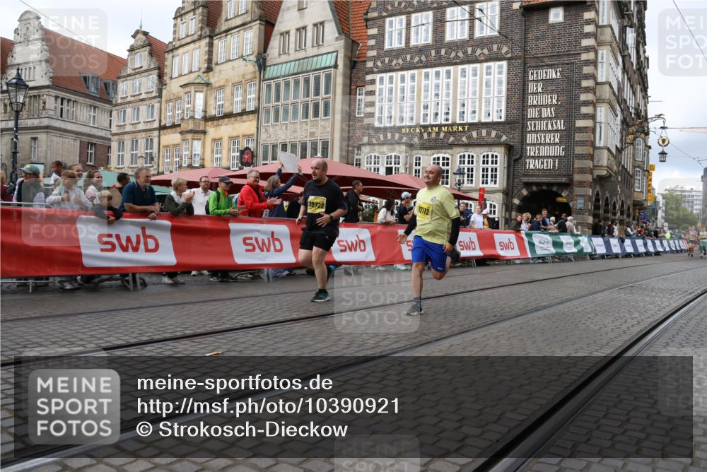 13.09.2026 - 21. swb-Marathon Bremen Strokosch-Dieckow http://msf.ph/oto/10390921 13.09.2026 11:14:41 Ziel 10303, 10395, 10396, 10402, 10586, 10722, 10784, 10854, 11041, 11140, 11173, 11233, 11363, 11535, 11703, 11864, 12100, 12112, 12431, 10271, 10557, 10705, 10752, 10776, 10805, 11085, 11097, 11098, 11186, 11288, 11645, 11673, 11876, 11974, 12191, 12193 meine-sportfotos.de