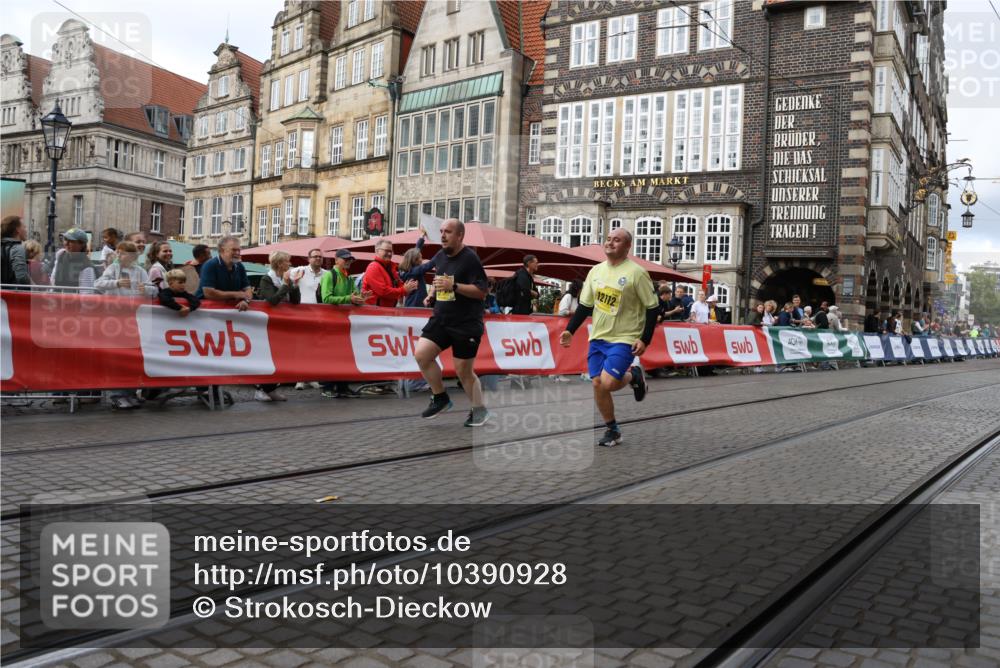 13.09.2026 - 21. swb-Marathon Bremen Strokosch-Dieckow http://msf.ph/oto/10390928 13.09.2026 11:14:42 Ziel 10303, 10395, 10396, 10402, 10586, 10722, 10784, 10854, 11041, 11140, 11173, 11233, 11363, 11535, 11703, 11864, 12100, 12112, 12431, 10271, 10557, 10752, 10776, 10805, 11085, 11097, 11098, 11288, 11645, 11673, 11876, 11974, 12191, 12193 meine-sportfotos.de