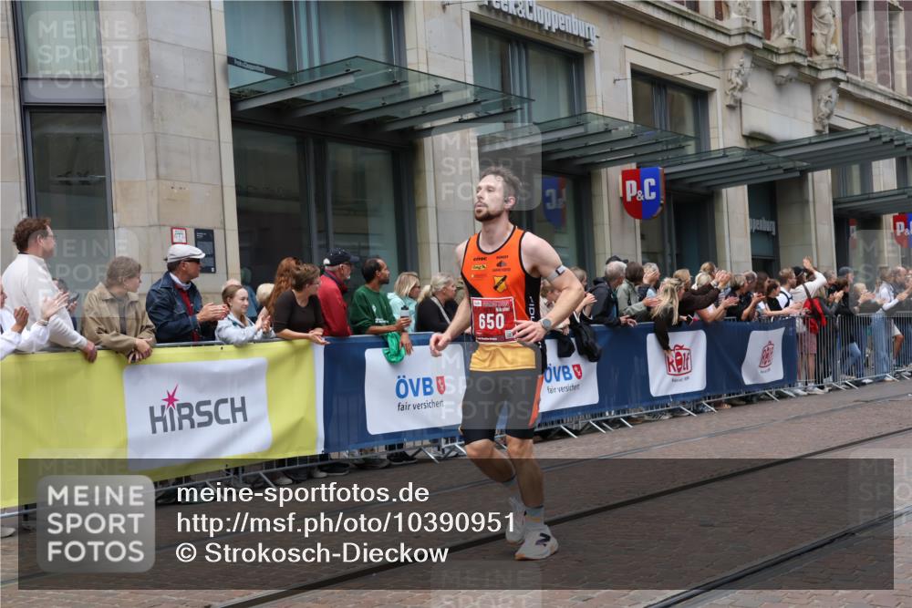 13.09.2026 - 21. swb-Marathon Bremen Strokosch-Dieckow http://msf.ph/oto/10390951 13.09.2026 13:04:33 Ziel 1712, 2646, 5283, 5674, 6708, 7538, 7814, 8054, 8701, 9070, 9306, 9495, 9689, 13187, 650, 744, 1223, 1224, 1860, 2207, 2956, 3284, 3424, 4110, 4239, 7871, 8936, 9813, 13034 meine-sportfotos.de