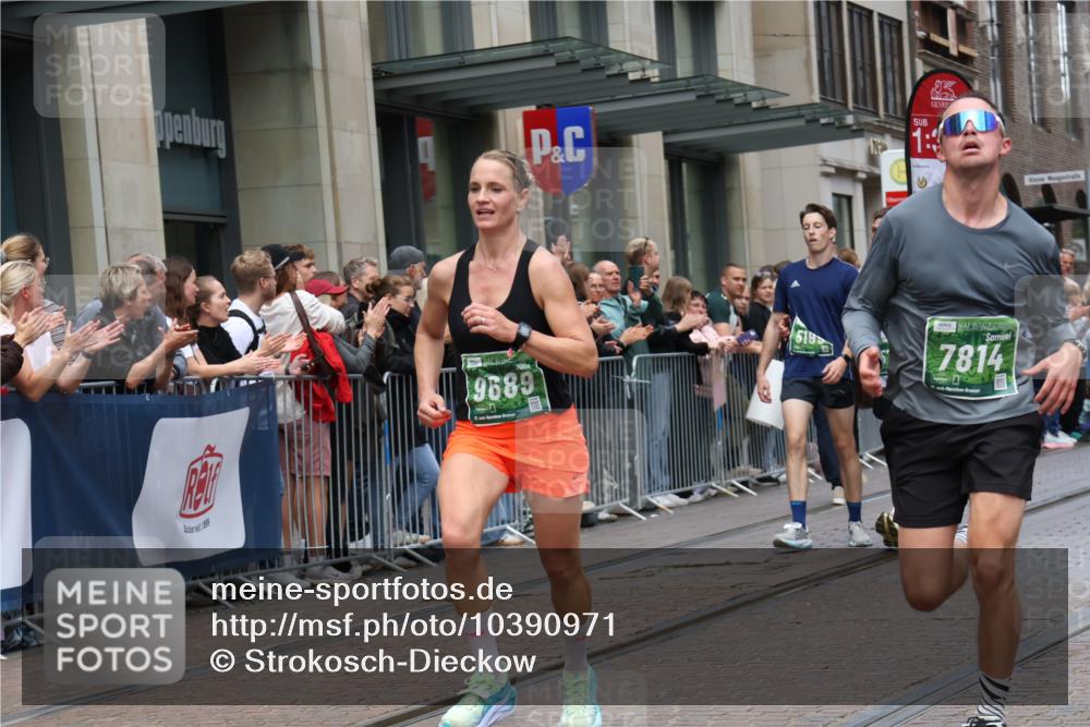 13.09.2026 - 21. swb-Marathon Bremen Strokosch-Dieckow http://msf.ph/oto/10390971 13.09.2026 13:04:36 Ziel 1336, 1712, 2646, 3196, 5283, 5674, 6708, 7538, 7814, 8054, 9070, 9306, 9495, 9689, 13187, 650, 744, 1223, 1224, 1860, 2207, 2956, 3284, 4239, 7871, 8701, 8936, 9070, 13034 meine-sportfotos.de