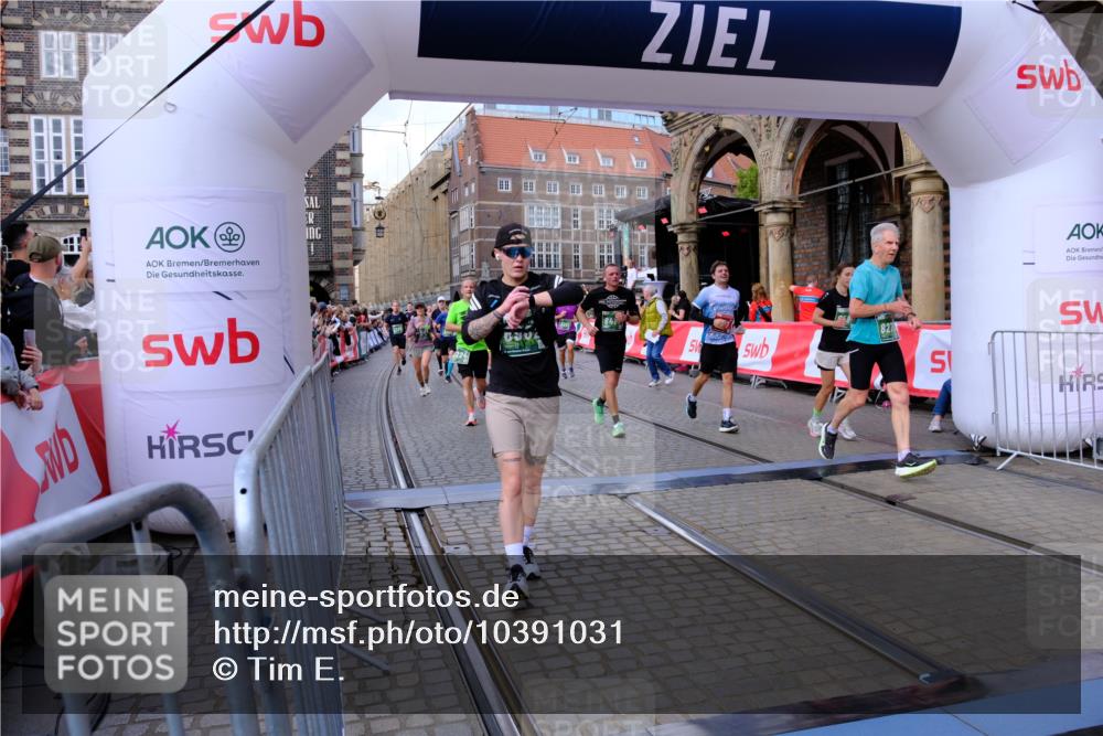 13.09.2026 - 21. swb-Marathon Bremen Tim E. http://msf.ph/oto/10391031 13.09.2026 13:36:28 Ziel 563, 1072, 1867, 2339, 2931, 2949, 3026, 3224, 3291, 3489, 3591, 4643, 4989, 5259, 5800, 6642, 6778, 6982, 7043, 7256, 7379, 7865, 8227, 8275, 8488, 8511, 8731, 8941, 9026, 9076, 9226, 9497, 9564, 13038, 13179, 13238 meine-sportfotos.de
