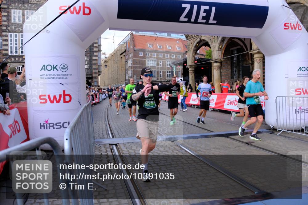13.09.2026 - 21. swb-Marathon Bremen Tim E. http://msf.ph/oto/10391035 13.09.2026 13:36:28 Ziel 563, 1072, 1867, 2339, 2931, 2949, 3026, 3224, 3291, 3489, 3591, 4643, 4989, 5259, 5800, 6642, 6778, 6982, 7043, 7256, 7379, 7865, 8227, 8275, 8488, 8511, 8731, 8941, 9026, 9076, 9226, 9497, 9564, 13038, 13179, 13238 meine-sportfotos.de