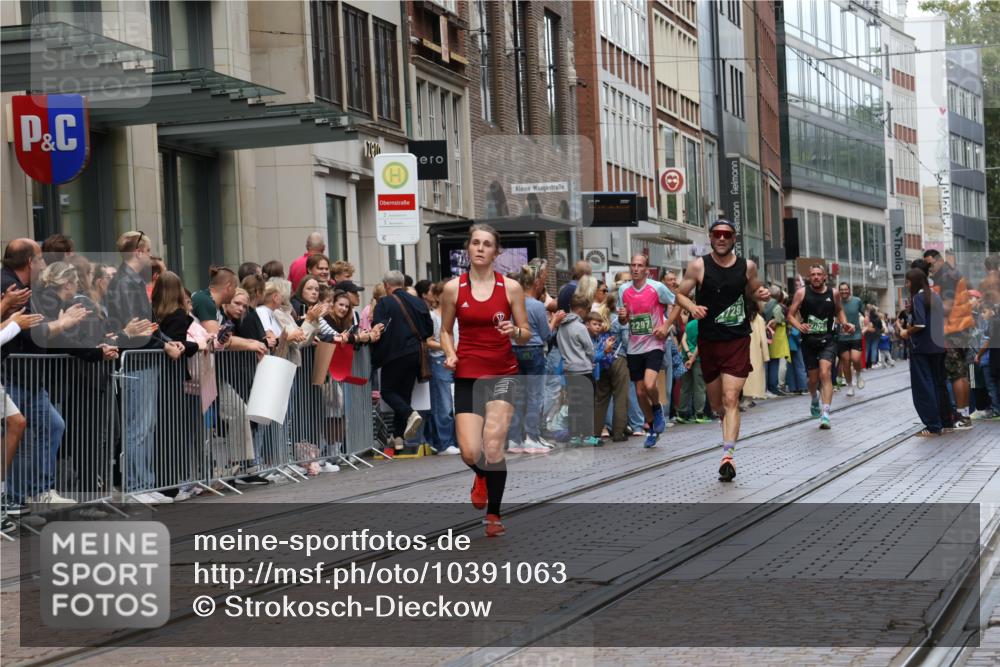 13.09.2026 - 21. swb-Marathon Bremen Strokosch-Dieckow http://msf.ph/oto/10391063 13.09.2026 13:04:47 Ziel 1336, 1822, 2297, 3196, 4025, 4729, 5674, 6708, 7102, 7538, 8054, 9306, 9495, 744, 1223, 1224, 1712, 1860, 2207, 2646, 2956, 5283, 5674, 7814, 8701, 8936, 9070, 9689, 13034, 13187 meine-sportfotos.de