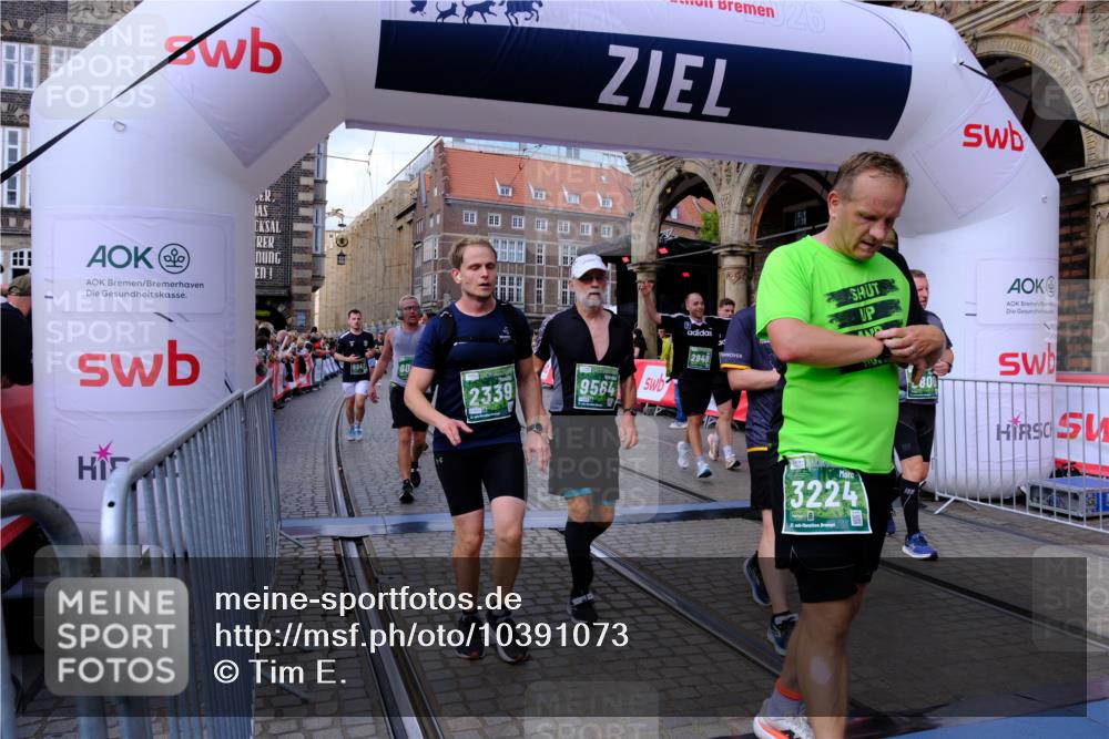 13.09.2026 - 21. swb-Marathon Bremen Tim E. http://msf.ph/oto/10391073 13.09.2026 13:36:35 Ziel 372, 900, 1072, 2339, 2692, 2700, 2931, 2949, 3224, 3291, 3410, 3591, 4049, 4643, 4989, 5259, 5800, 6642, 6778, 7379, 7865, 8275, 8488, 8511, 8525, 8731, 8941, 9026, 9076, 9226, 9427, 9497, 9564, 13038, 13238 meine-sportfotos.de