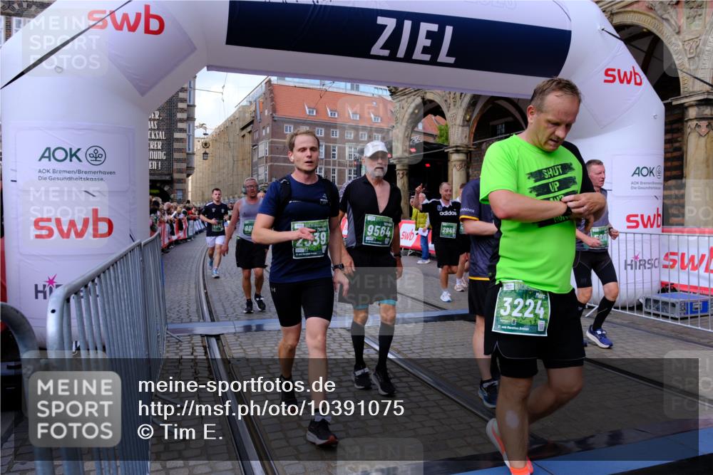 13.09.2026 - 21. swb-Marathon Bremen Tim E. http://msf.ph/oto/10391075 13.09.2026 13:36:35 Ziel 372, 900, 1072, 2339, 2692, 2700, 2931, 2949, 3224, 3291, 3410, 3591, 4049, 4643, 4989, 5259, 5800, 6642, 6778, 7379, 7865, 8275, 8488, 8511, 8525, 8731, 8941, 9026, 9076, 9226, 9427, 9497, 9564, 13038, 13238 meine-sportfotos.de