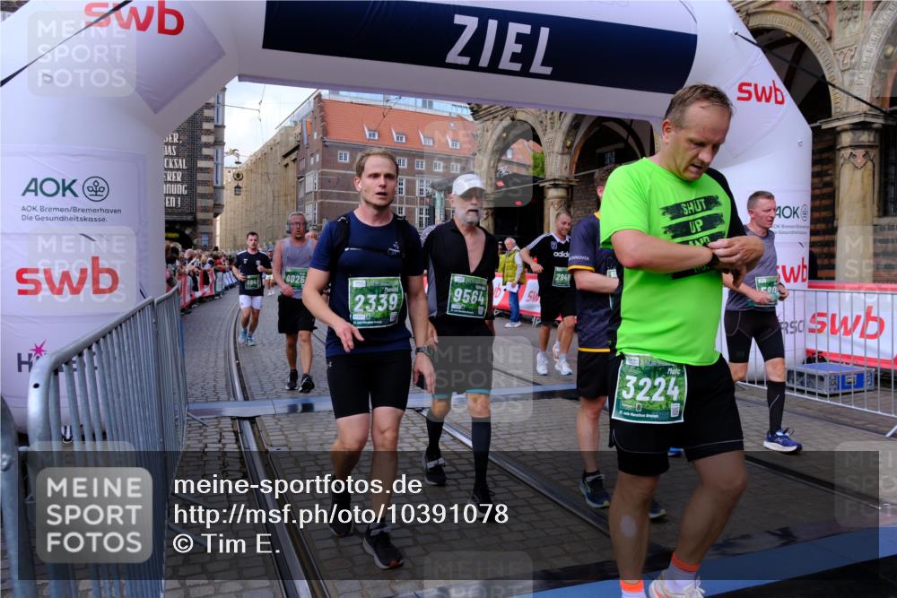 13.09.2026 - 21. swb-Marathon Bremen Tim E. http://msf.ph/oto/10391078 13.09.2026 13:36:35 Ziel 372, 900, 1072, 2339, 2692, 2700, 2931, 2949, 3224, 3291, 3410, 3591, 4049, 4643, 4989, 5259, 5800, 6642, 6778, 7379, 7865, 8275, 8488, 8511, 8525, 8731, 8941, 9026, 9076, 9226, 9427, 9497, 9564, 13038, 13238 meine-sportfotos.de
