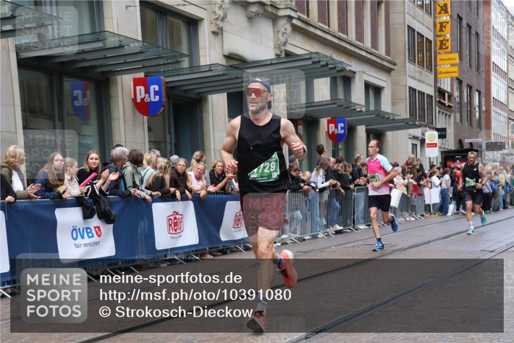 13.09.2026 - 21. swb-Marathon Bremen Strokosch-Dieckow http://msf.ph/oto/10391080 13.09.2026 13:04:52 Ziel 1336, 1822, 2297, 3196, 3365, 4025, 4729, 7102, 9273, 1223, 1224, 1712, 2207, 2646, 2956, 5283, 5674, 6708, 7538, 7814, 8054, 8701, 8936, 9070, 9306, 9495, 9689, 13034, 13187 meine-sportfotos.de