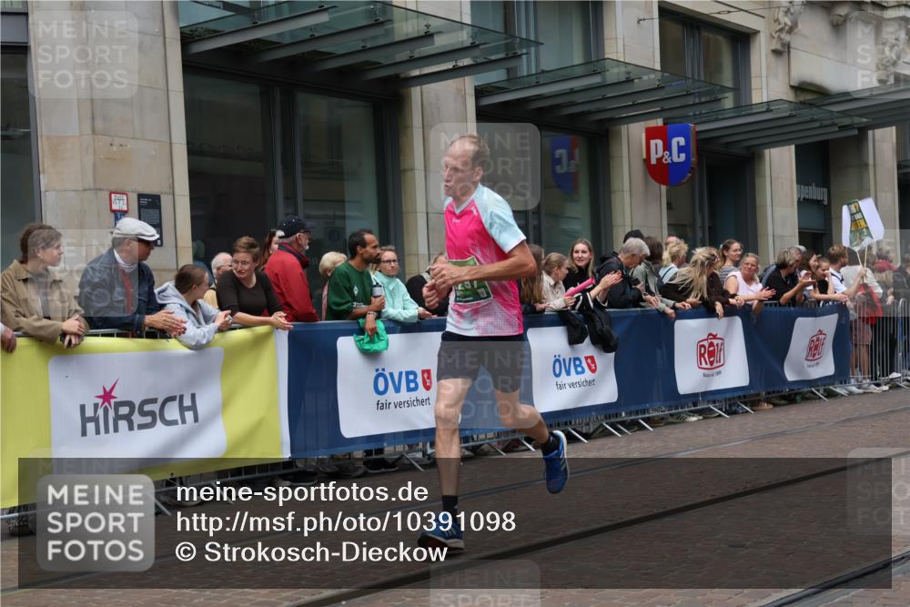 13.09.2026 - 21. swb-Marathon Bremen Strokosch-Dieckow http://msf.ph/oto/10391098 13.09.2026 13:04:55 Ziel 439, 1336, 1822, 2297, 3196, 3365, 4025, 4729, 5092, 7102, 9273, 1712, 2646, 2956, 5283, 5674, 6708, 7538, 7814, 8054, 8701, 9070, 9306, 9495, 9689, 13187 meine-sportfotos.de