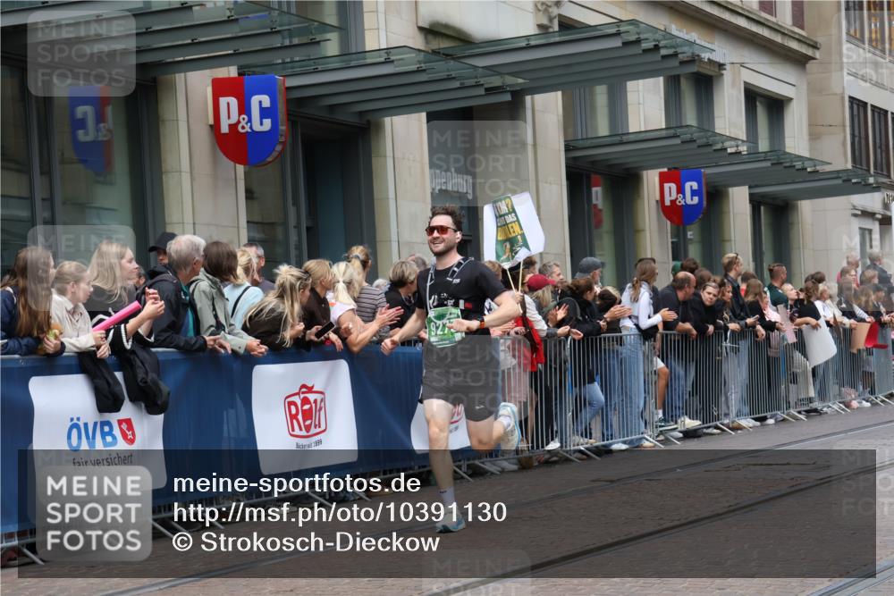 13.09.2026 - 21. swb-Marathon Bremen Strokosch-Dieckow http://msf.ph/oto/10391130 13.09.2026 13:05:04 Ziel 439, 1822, 2297, 3271, 3365, 4025, 5092, 5199, 5725, 6579, 7102, 7141, 9273, 1336, 1712, 2297, 2646, 3196, 4729, 5674, 6708, 7538, 7814, 8054, 9306, 9495, 9689, 13187 meine-sportfotos.de