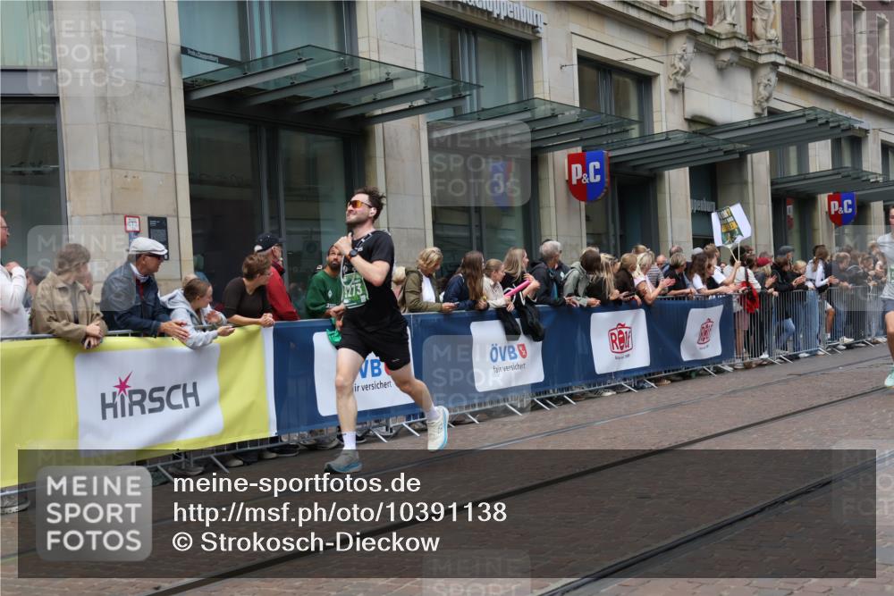 13.09.2026 - 21. swb-Marathon Bremen Strokosch-Dieckow http://msf.ph/oto/10391138 13.09.2026 13:05:05 Ziel 439, 1822, 3242, 3271, 3365, 4025, 5092, 5199, 5725, 6579, 7102, 7141, 9273, 1336, 1712, 1822, 2297, 2646, 3196, 4729, 5674, 6708, 7538, 7814, 8054, 9306, 9495, 9689, 13187 meine-sportfotos.de