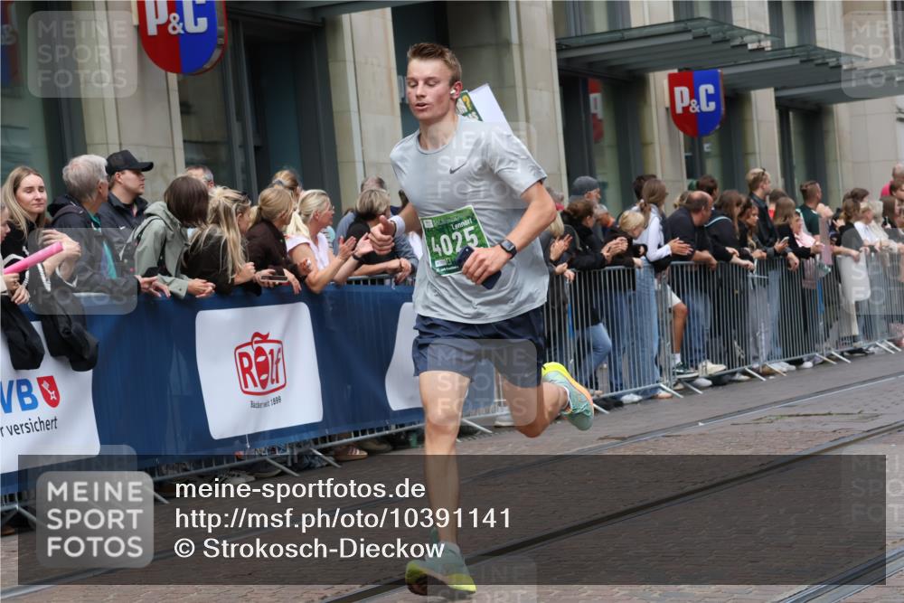 13.09.2026 - 21. swb-Marathon Bremen Strokosch-Dieckow http://msf.ph/oto/10391141 13.09.2026 13:05:06 Ziel 439, 3242, 3271, 3365, 4025, 5092, 5199, 5725, 6579, 7102, 7141, 9273, 1336, 1712, 1822, 2297, 2646, 3196, 4729, 5674, 6708, 7538, 7814, 8054, 9306, 9495, 9689, 13187 meine-sportfotos.de