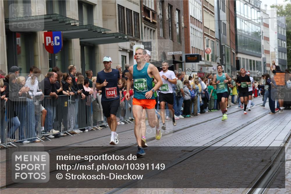 13.09.2026 - 21. swb-Marathon Bremen Strokosch-Dieckow http://msf.ph/oto/10391149 13.09.2026 13:05:08 Ziel 439, 1562, 3242, 3271, 3365, 4025, 5092, 5199, 5725, 6579, 7141, 9273, 1336, 1822, 2297, 2646, 3196, 4729, 5674, 6708, 7102, 7538, 7814, 8054, 9306, 9495, 9689, 13187 meine-sportfotos.de