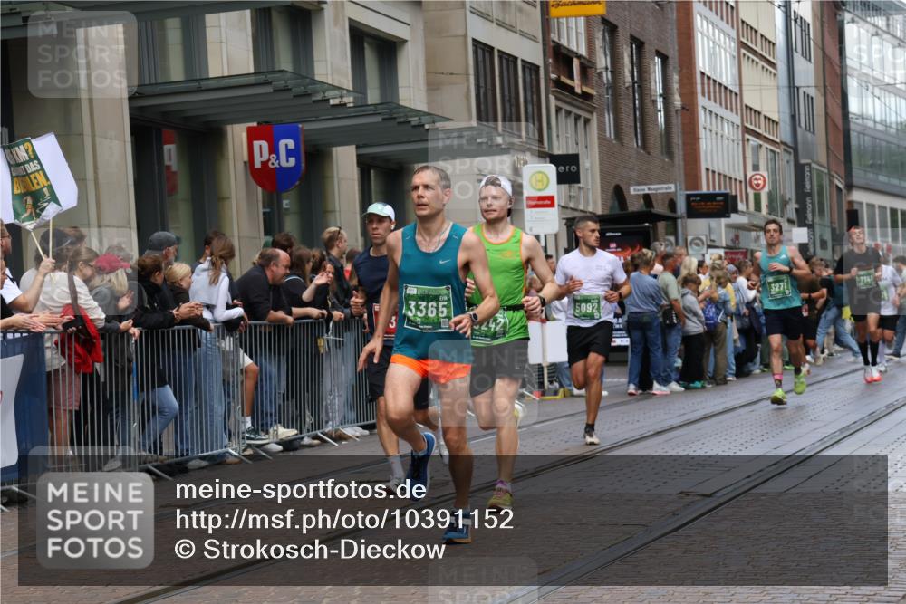 13.09.2026 - 21. swb-Marathon Bremen Strokosch-Dieckow http://msf.ph/oto/10391152 13.09.2026 13:05:08 Ziel 439, 1562, 3242, 3271, 3365, 4025, 5092, 5199, 5725, 6579, 7141, 9273, 1336, 1822, 2297, 2646, 3196, 4729, 5674, 6708, 7102, 7538, 7814, 8054, 9306, 9495, 9689, 13187 meine-sportfotos.de