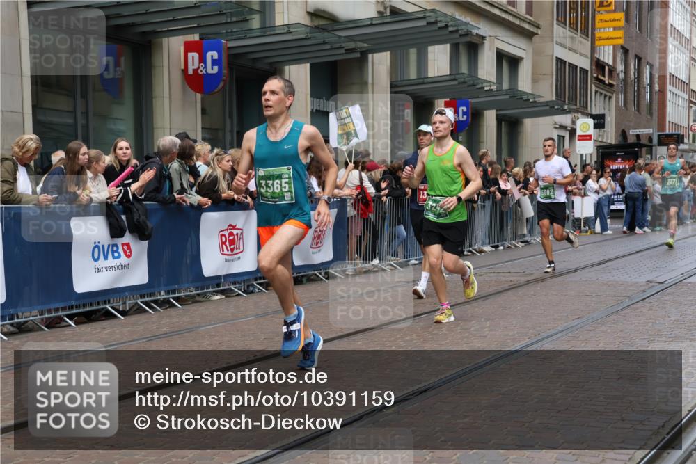 13.09.2026 - 21. swb-Marathon Bremen Strokosch-Dieckow http://msf.ph/oto/10391159 13.09.2026 13:05:09 Ziel 439, 1562, 3242, 3271, 3365, 4025, 5092, 5199, 5725, 6579, 7141, 9273, 1336, 1822, 2297, 2646, 3196, 4729, 5674, 6708, 7102, 7538, 7814, 8054, 9306, 9495, 9689, 13187 meine-sportfotos.de