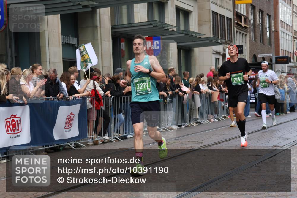 13.09.2026 - 21. swb-Marathon Bremen Strokosch-Dieckow http://msf.ph/oto/10391190 13.09.2026 13:05:13 Ziel 439, 1301, 1562, 1879, 3242, 3271, 3365, 5092, 5199, 5725, 6579, 7141, 9273, 1336, 1822, 2297, 3196, 4025, 4729, 6708, 7102, 7538, 8054, 9273, 9306, 9495 meine-sportfotos.de