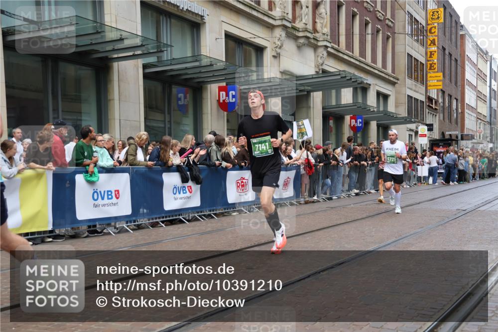 13.09.2026 - 21. swb-Marathon Bremen Strokosch-Dieckow http://msf.ph/oto/10391210 13.09.2026 13:05:15 Ziel 439, 1301, 1562, 1879, 3242, 3271, 3365, 5092, 5199, 5725, 6579, 7141, 1336, 1822, 2297, 3196, 4025, 4729, 6708, 7102, 9273, 9495 meine-sportfotos.de