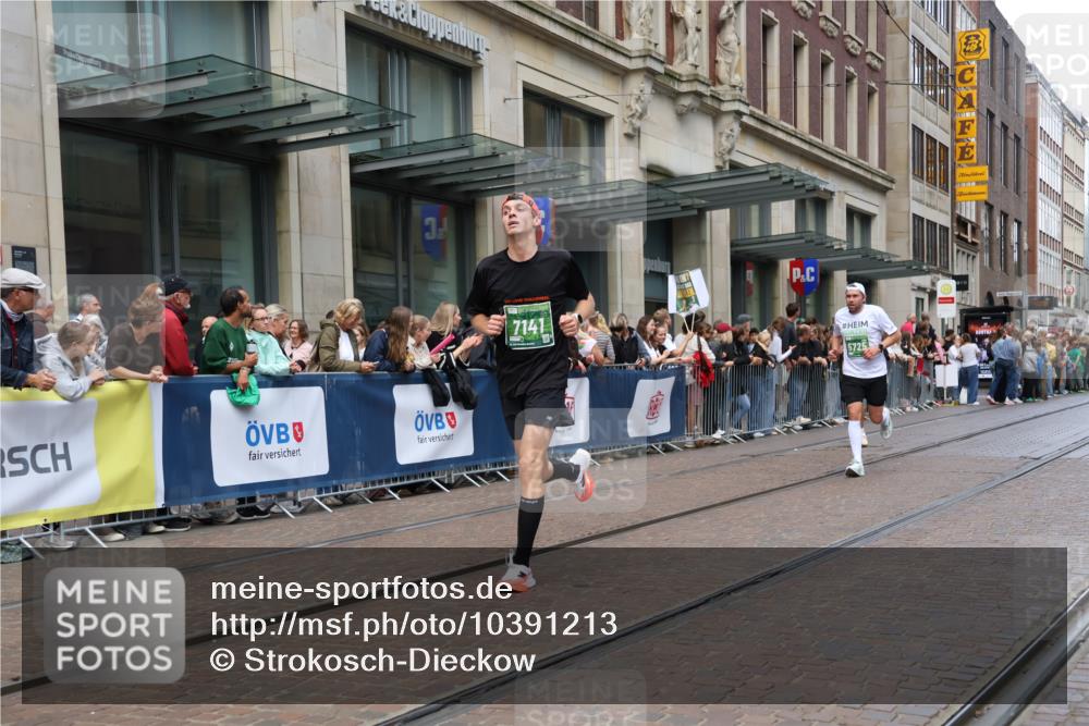 13.09.2026 - 21. swb-Marathon Bremen Strokosch-Dieckow http://msf.ph/oto/10391213 13.09.2026 13:05:15 Ziel 439, 1301, 1562, 1879, 3242, 3271, 3365, 5092, 5199, 5725, 6579, 7141, 1336, 1822, 2297, 3196, 4025, 4729, 6708, 7102, 9273, 9495 meine-sportfotos.de