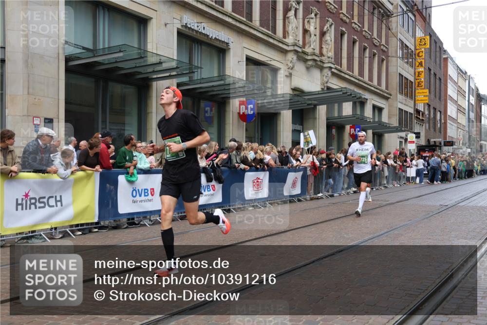 13.09.2026 - 21. swb-Marathon Bremen Strokosch-Dieckow http://msf.ph/oto/10391216 13.09.2026 13:05:16 Ziel 439, 1301, 1562, 1879, 2538, 3242, 3271, 3365, 5092, 5199, 5725, 6579, 7141, 1336, 1822, 2297, 3196, 4025, 4729, 6708, 7102, 9273 meine-sportfotos.de
