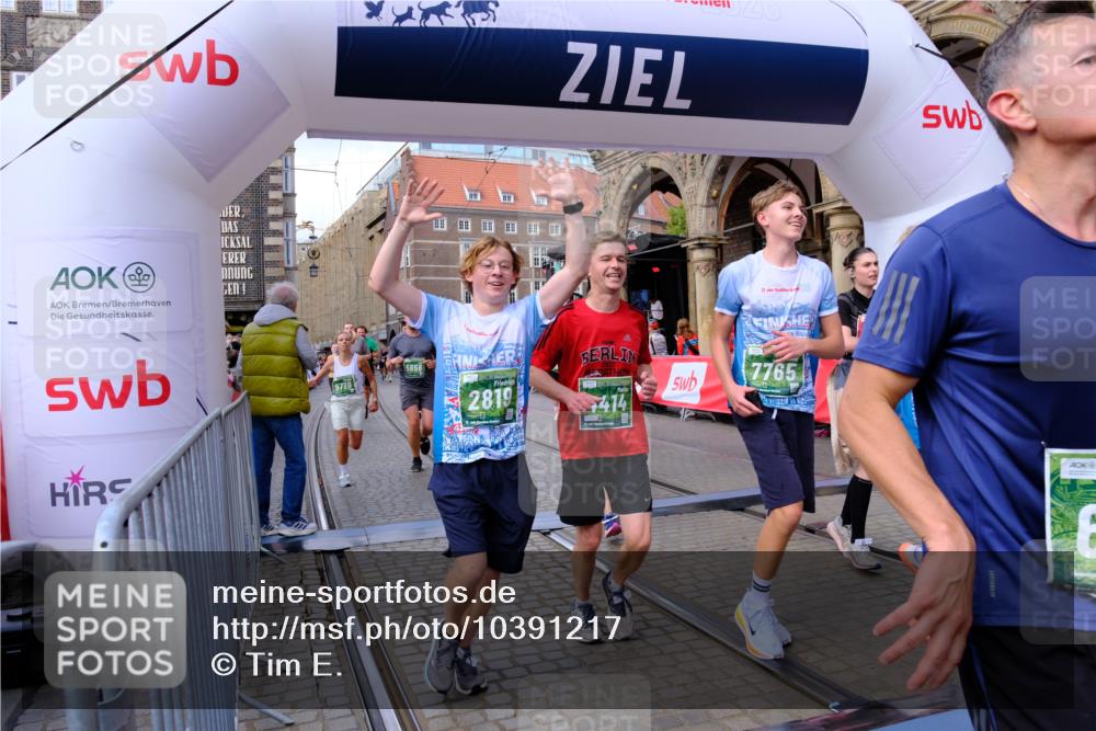 13.09.2026 - 21. swb-Marathon Bremen Tim E. http://msf.ph/oto/10391217 13.09.2026 13:36:59 Ziel 164, 551, 813, 843, 1936, 2467, 2673, 2731, 2819, 2823, 3067, 3541, 3585, 3635, 3815, 3874, 3998, 4006, 4050, 4182, 4216, 4304, 4335, 4414, 4676, 4892, 5061, 5447, 5656, 5781, 5823, 6050, 6280, 6340, 6516, 6527, 6568, 6966, 7039, 7229, 7237, 7249, 7344, 7640, 7656, 7765, 7808, 8498, 8685, 8723, 8790, 9658, 9776, 9807, 10068, 10070 meine-sportfotos.de