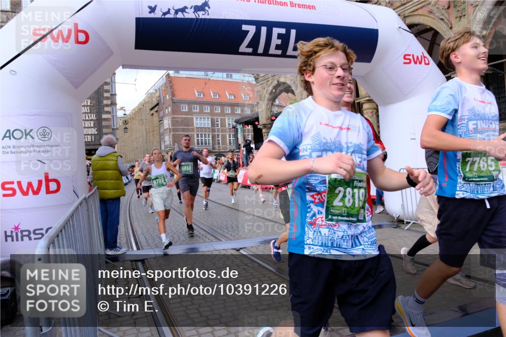 13.09.2026 - 21. swb-Marathon Bremen Tim E. http://msf.ph/oto/10391226 13.09.2026 13:36:59 Ziel 164, 551, 813, 843, 1936, 2467, 2673, 2731, 2819, 2823, 3067, 3541, 3585, 3635, 3815, 3874, 3998, 4006, 4050, 4182, 4216, 4304, 4335, 4414, 4676, 4892, 5061, 5447, 5656, 5781, 5823, 6050, 6280, 6340, 6516, 6527, 6568, 6966, 7039, 7229, 7237, 7249, 7344, 7640, 7656, 7765, 7808, 8498, 8685, 8723, 8790, 9658, 9776, 9807, 10068, 10070 meine-sportfotos.de