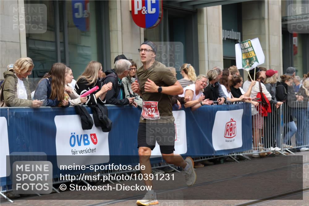 13.09.2026 - 21. swb-Marathon Bremen Strokosch-Dieckow http://msf.ph/oto/10391231 13.09.2026 13:05:18 Ziel 439, 1017, 1301, 1562, 1879, 2538, 3242, 3271, 4157, 5092, 5199, 5725, 6025, 6579, 7141, 8973, 1336, 1822, 2297, 3196, 3365, 4025, 4729, 7102, 9273 meine-sportfotos.de
